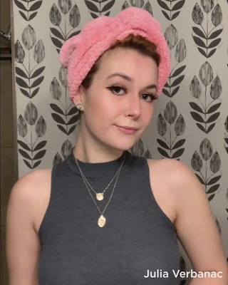 Video demonstration of using PUFF.ME mousse on fine, thin hair to create volume and bounce.