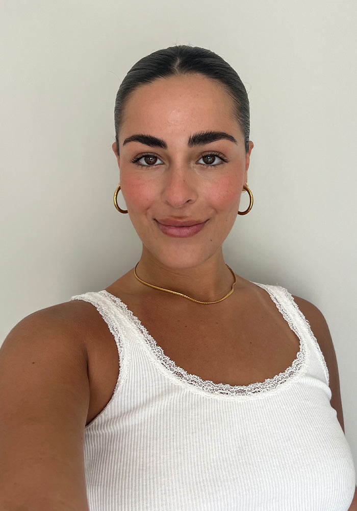 Model uses HOLD.ME Styling Stick to create a polished, sleek back hairstyle with no flakes, flyaways, and a glossy finish.