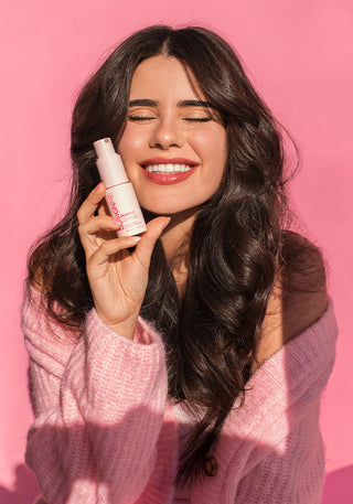 Model with voluminous hair, holding PUFF.ME Volumizing Powder in her hand